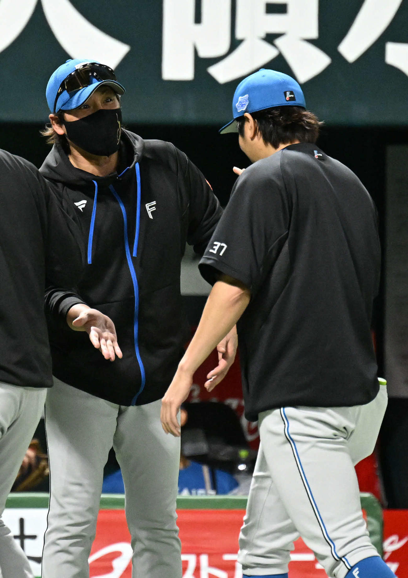 ソフトバンク対日本ハム　古林睿煬（右）とタッチを交わす新庄監督（撮影・林敢治）