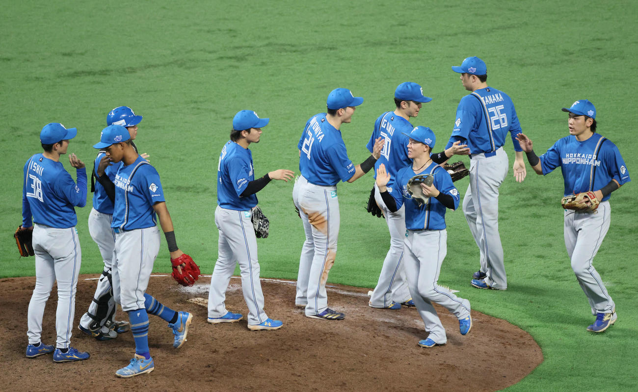 ソフトバンク対日本ハム　快勝した日本ハムナイン（撮影・加藤孝規）