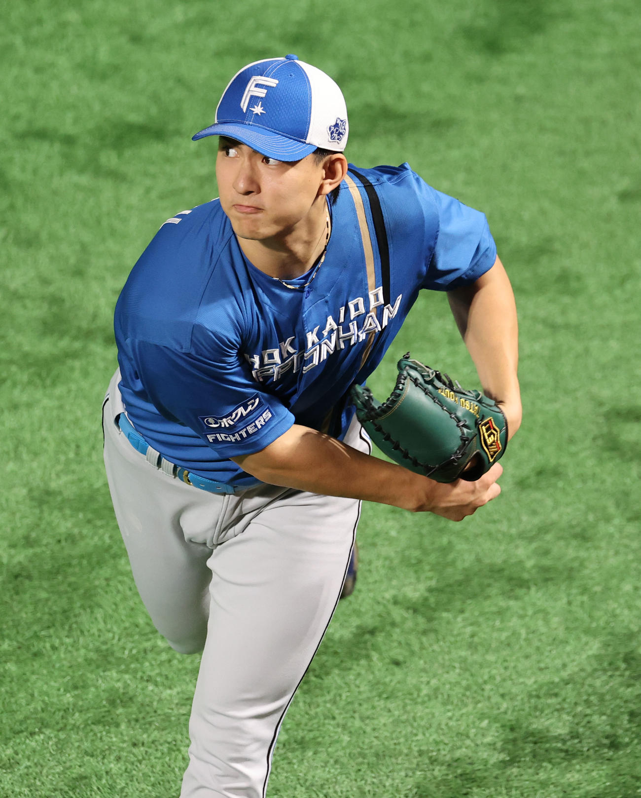 ソフトバンク対日本ハム　キャッチボールで調整する達（撮影・梅根麻紀）