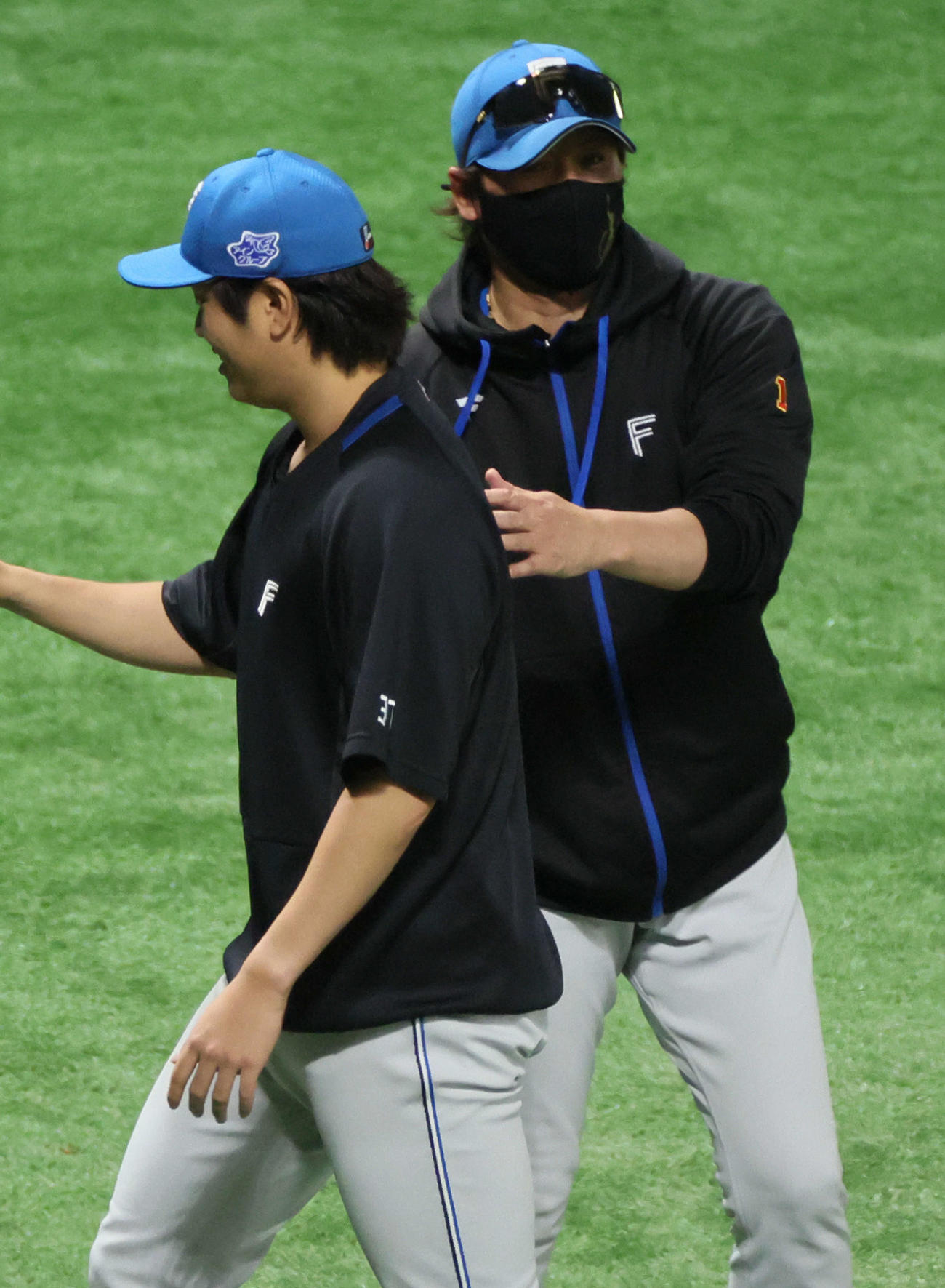 ソフトバンク対日本ハム　古林睿煬（右）を迎える新庄監督（撮影・加藤孝規）
