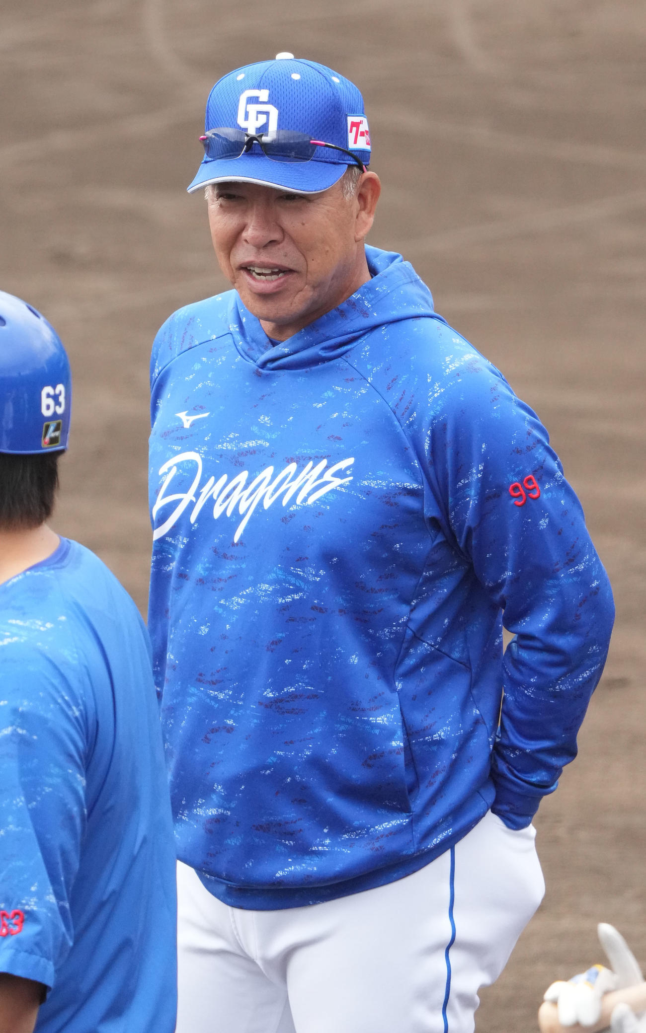 練習の合間に明るい表情を見せる井上監督（撮影・森本幸一）