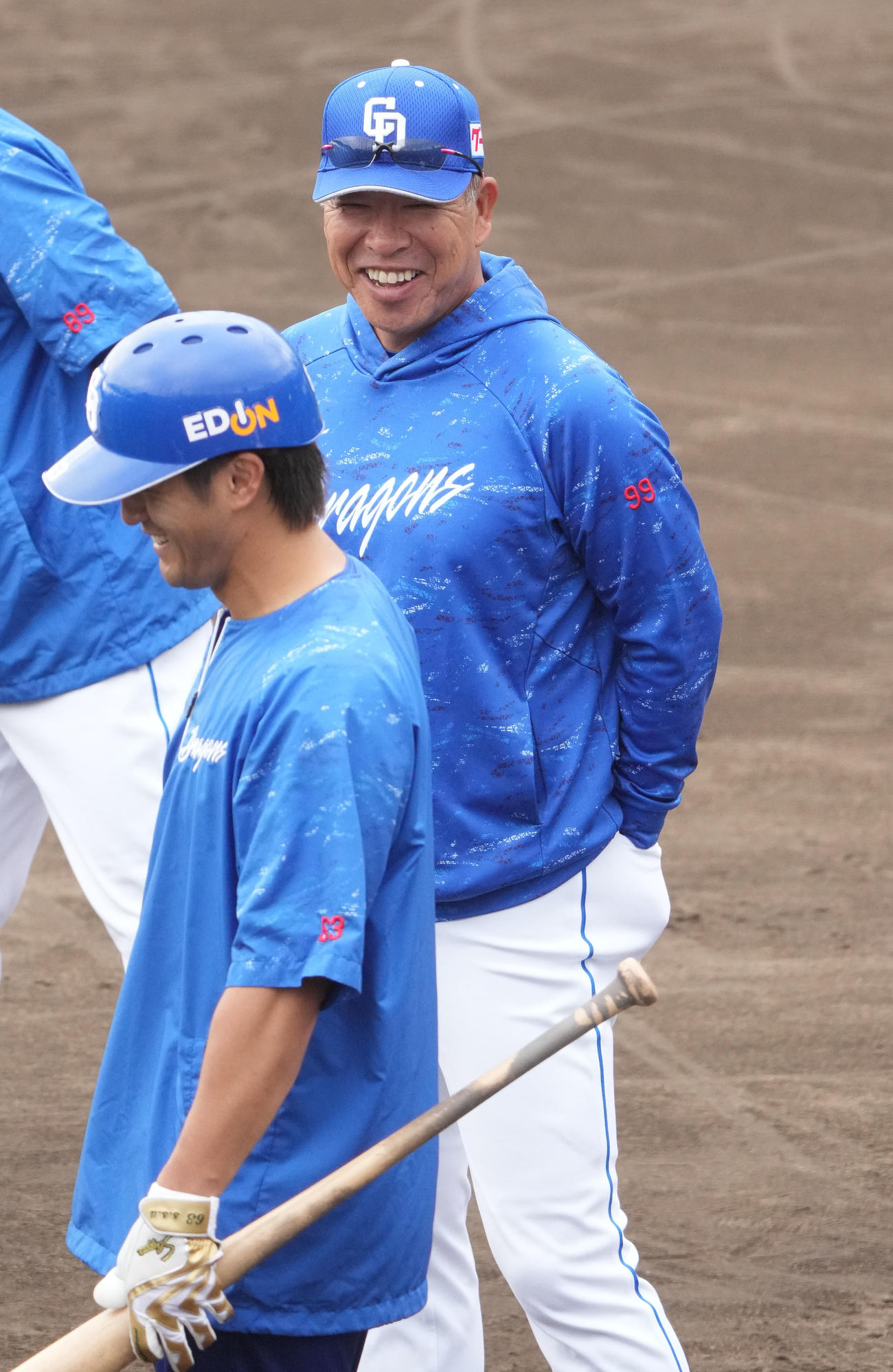 練習の合間に板山（左）と言葉を交わす井上監督（撮影・森本幸一）