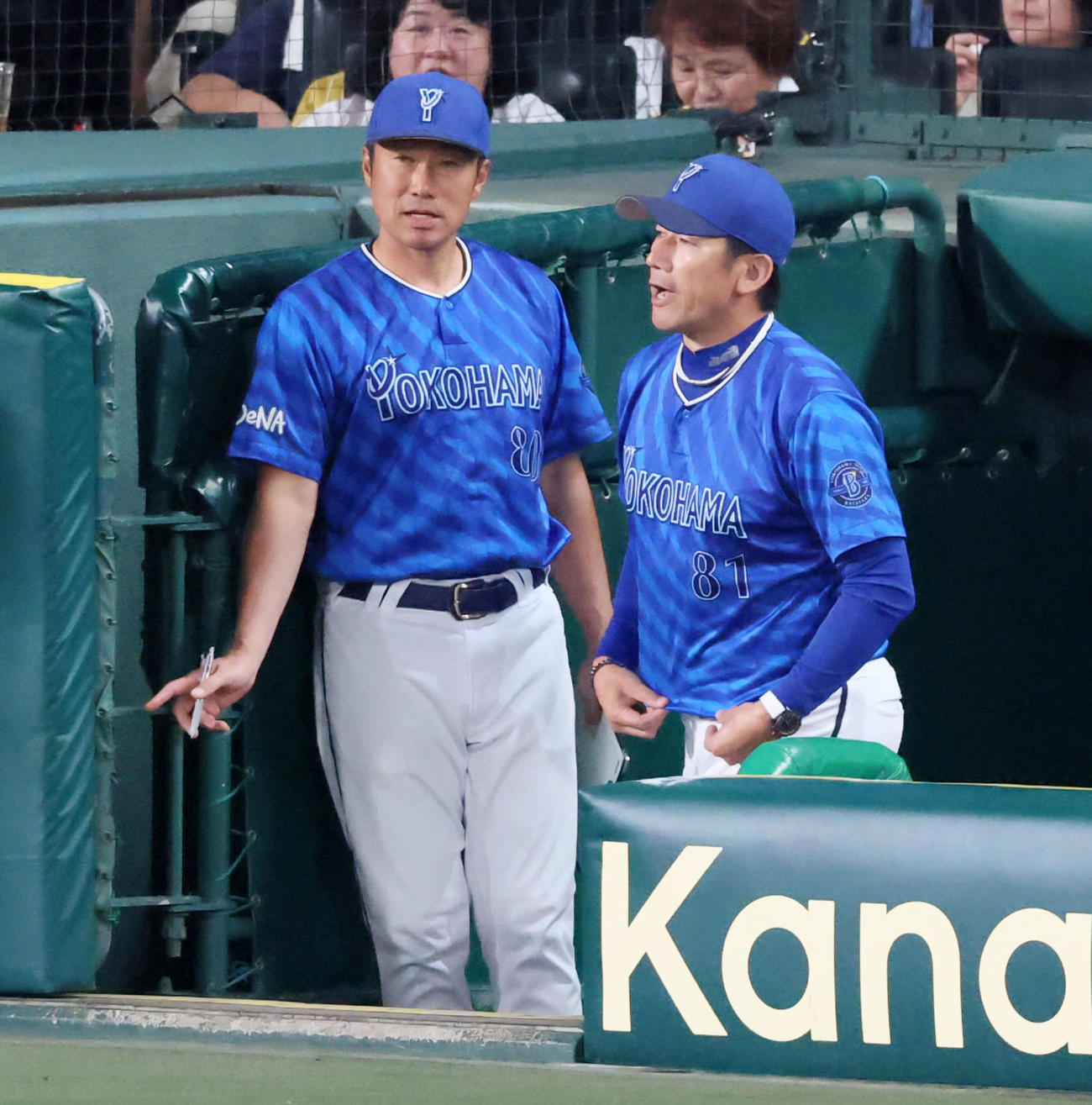 投手交代を告げにベンチを出る三浦監督と相川コーチ（左）（2025年10月17日撮影）