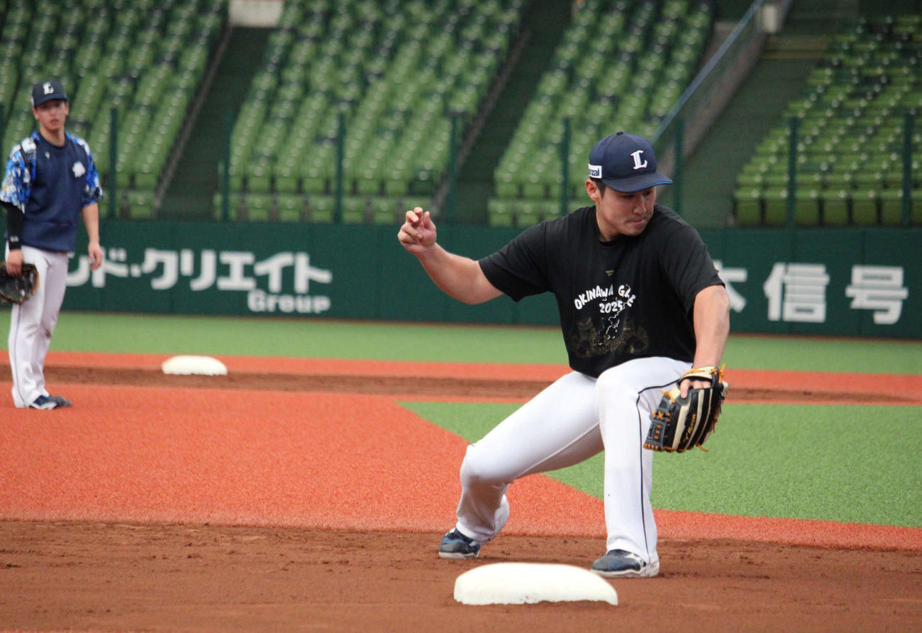 秋季練習で三塁守備に取り組んでいる西武渡部聖（撮影・金子真仁）