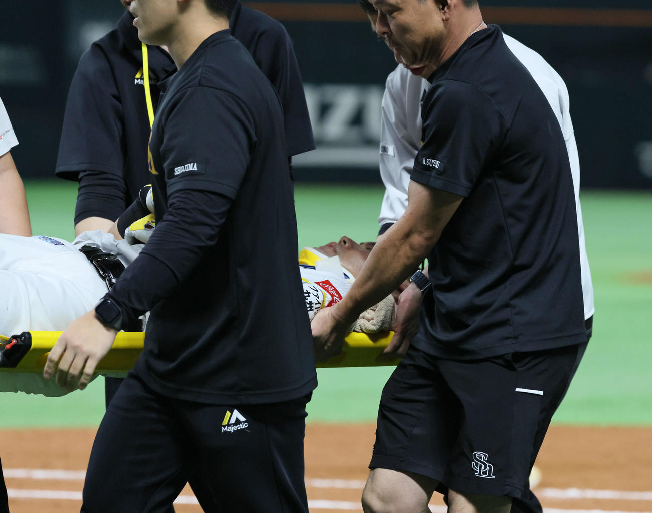 ソフトバンク対日本ハム　3回裏ソフトバンク2死一塁、一ゴロの中村は交錯し交代（撮影・加藤孝規）
