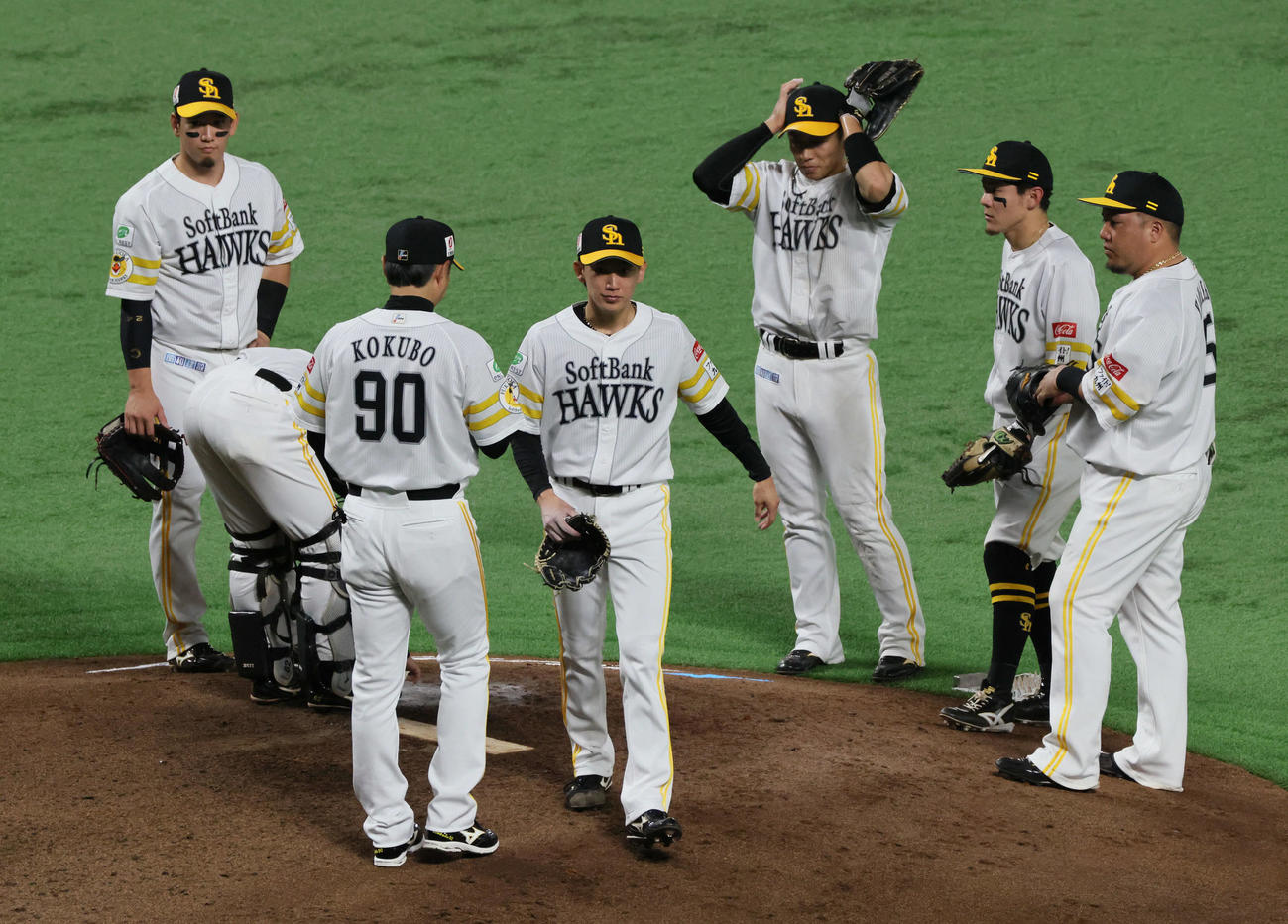 ソフトバンク対日本ハム　4回表日本ハム2死一、三塁、降板する大津（中央）と小久保監督（撮影・加藤孝規）
