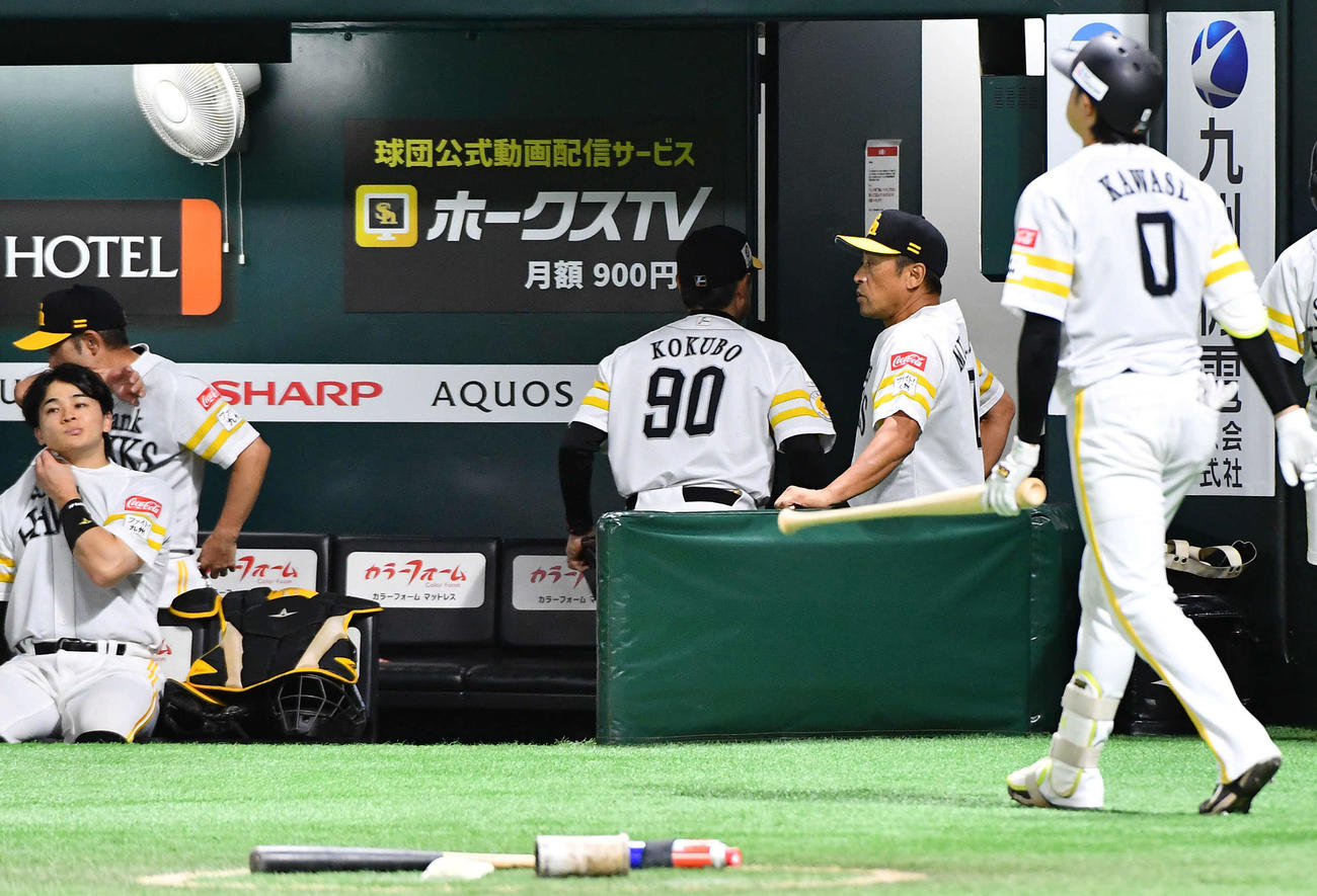 ソフトバンク対日本ハム　日本ハムに3連敗となり、ベンチから引き揚げるソフトバンク小久保監督（中央）（撮影・岩下翔太）