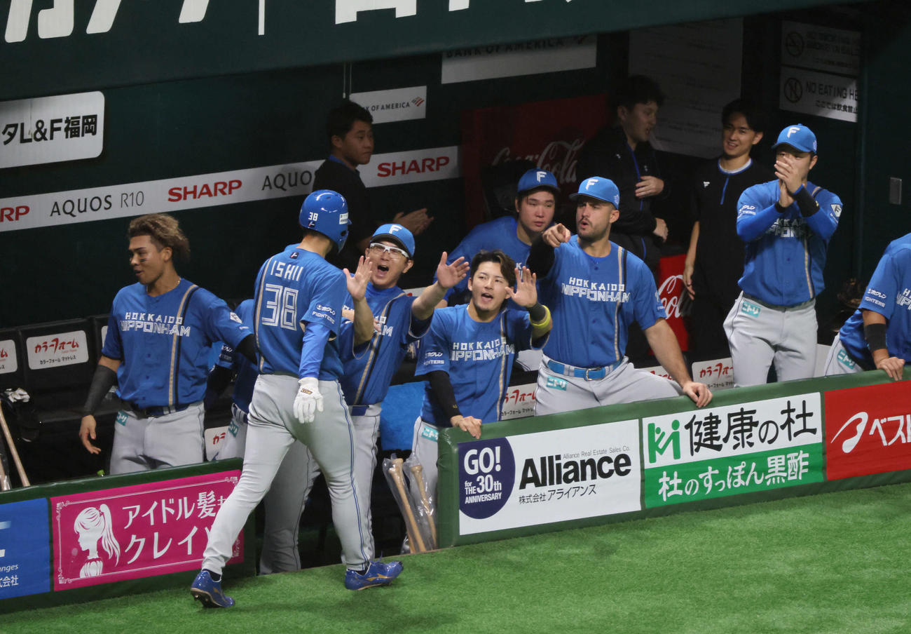 ソフトバンク対日本ハム　4回表日本ハム無死満塁、清宮幸の一ゴロの間に石井が生還（撮影・加藤孝規）