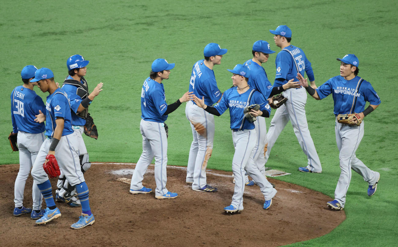 ソフトバンク対日本ハム　快勝した日本ハムナイン（撮影・加藤孝規）