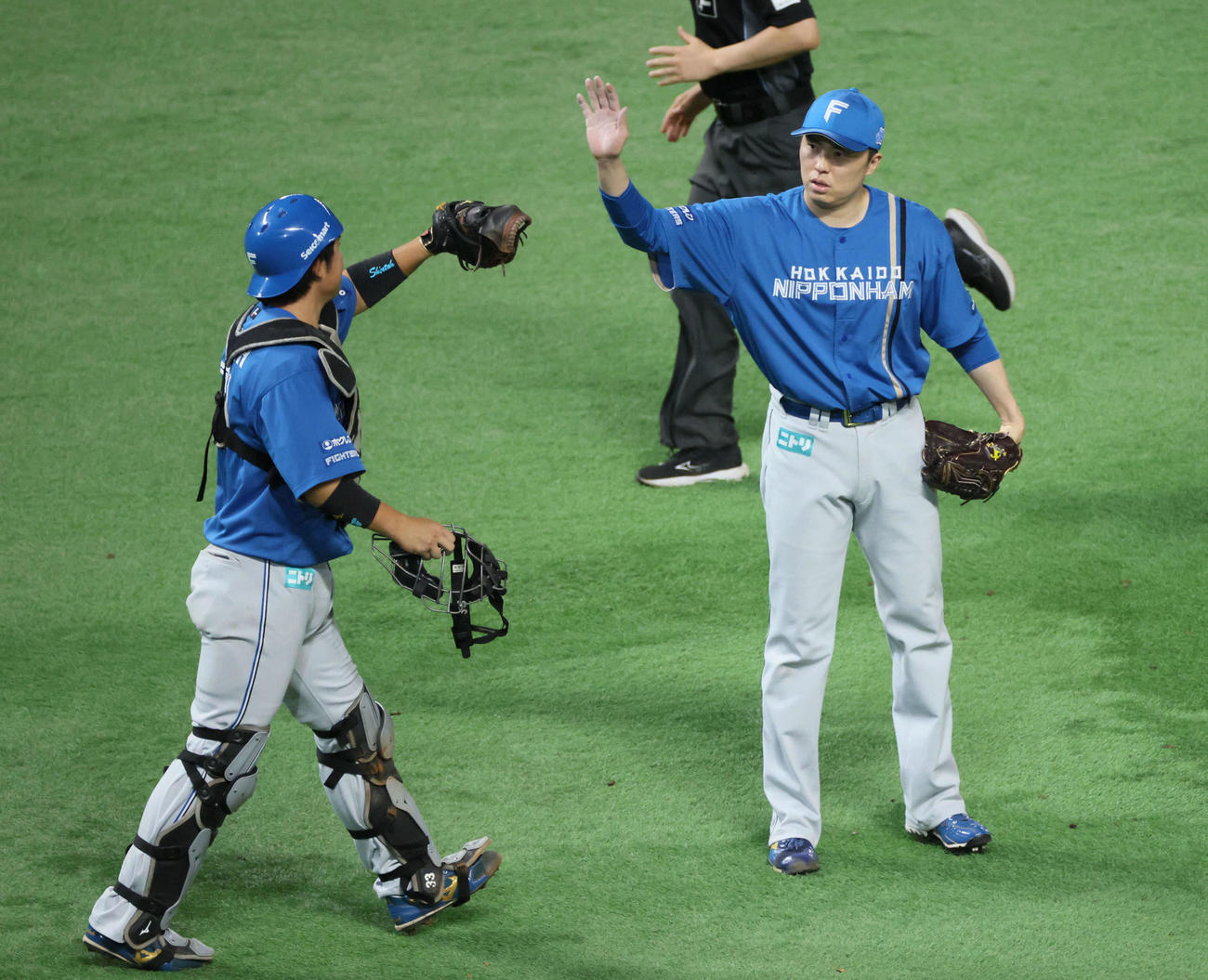 ソフトバンク対日本ハム　進藤（左）とハイタッチする田中（撮影・加藤孝規）