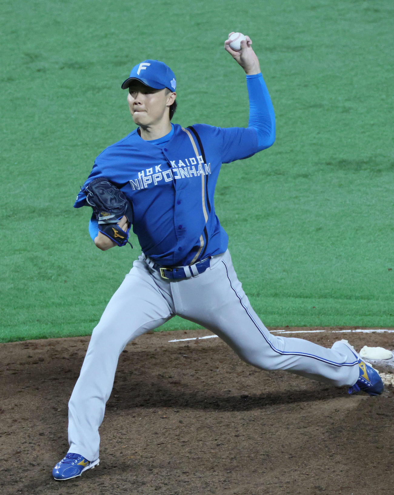 ソフトバンク対日本ハム　5回裏ソフトバンク2死二塁、日本ハム2番手の山崎（撮影・加藤孝規）