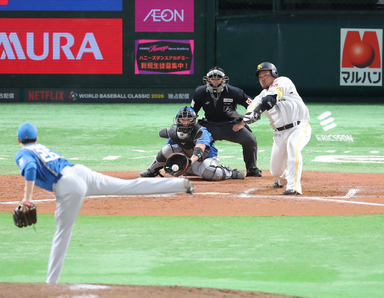 ソフトバンク対日本ハム　9回裏ソフトバンク2死一塁、山川は空振りの三振に終わる（撮影・梅根麻紀）