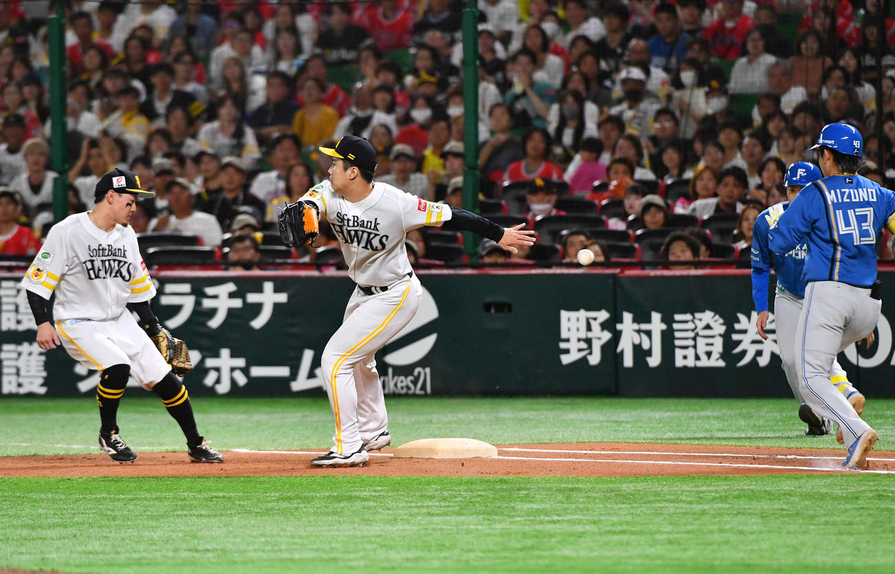 ソフトバンク対日本ハム　6回表日本ハム1死三塁、水野（右）の一ゴロを山川がファンブル、さらにベースカバーに入る松本晴（中央）に悪送球（撮影・岩下翔太）