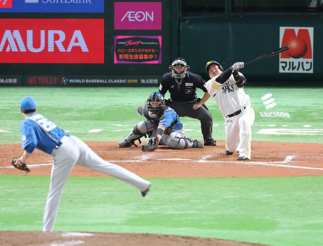 ソフトバンク対日本ハム　9回裏ソフトバンク2死一塁、山川は空振りの三振に終わる（撮影・梅根麻紀）