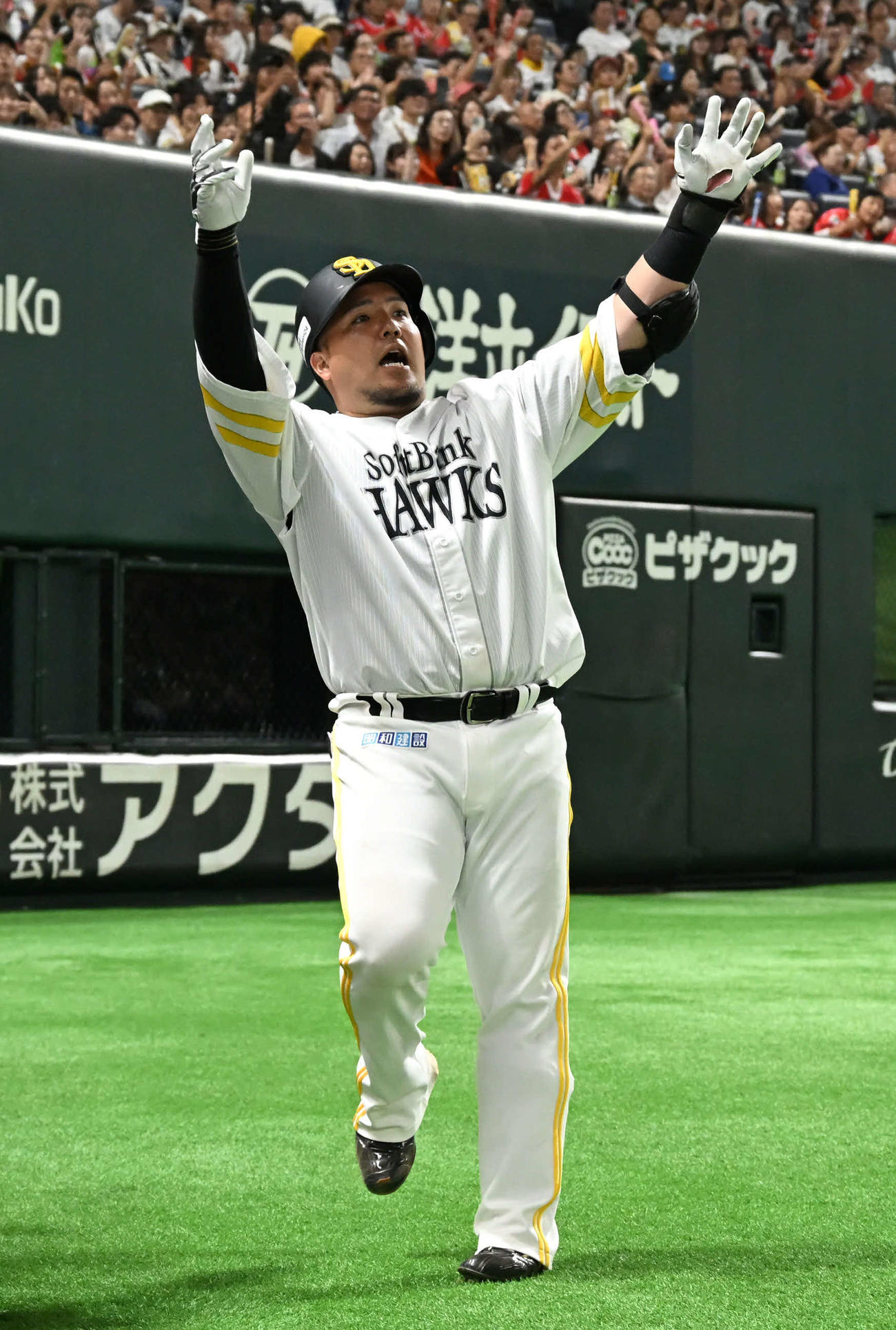 ソフトバンク対日本ハム　7回裏ソフトバンク1死、山川は本塁打を放ちどすこいポーズを決める（撮影・林敢治）