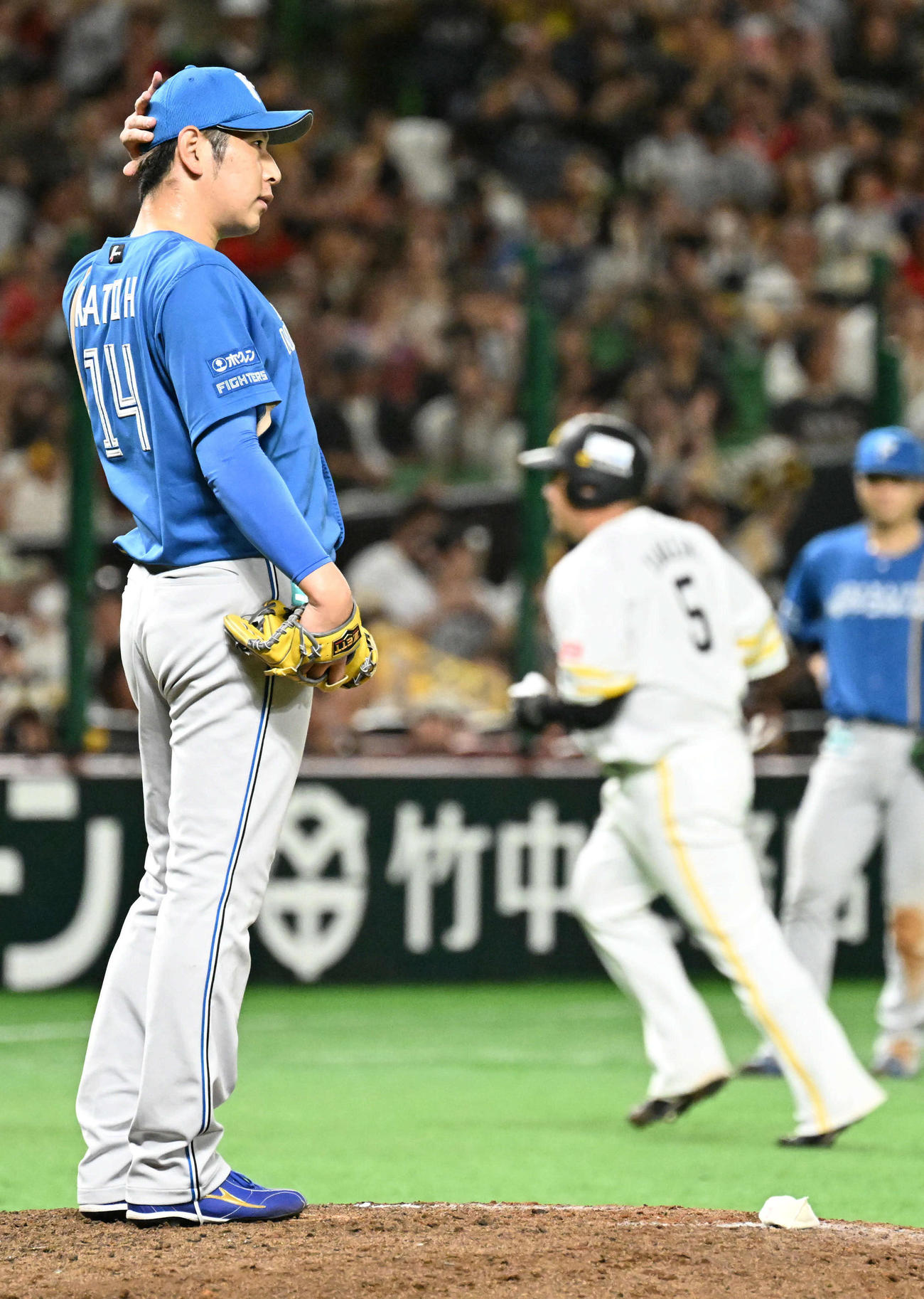 ソフトバンク対日本ハム　7回裏ソフトバンク1死、加藤貴（左）は山川に本塁打を許す（撮影・林敢治）