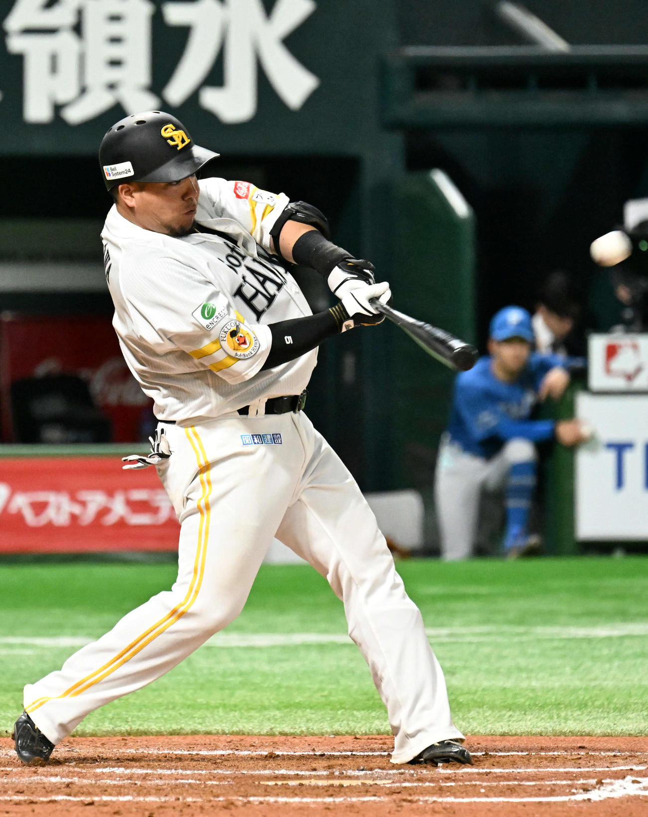 ソフトバンク対日本ハム　7回裏ソフトバンク1死、山川は左中間に本塁打を放つ（撮影・林敢治）
