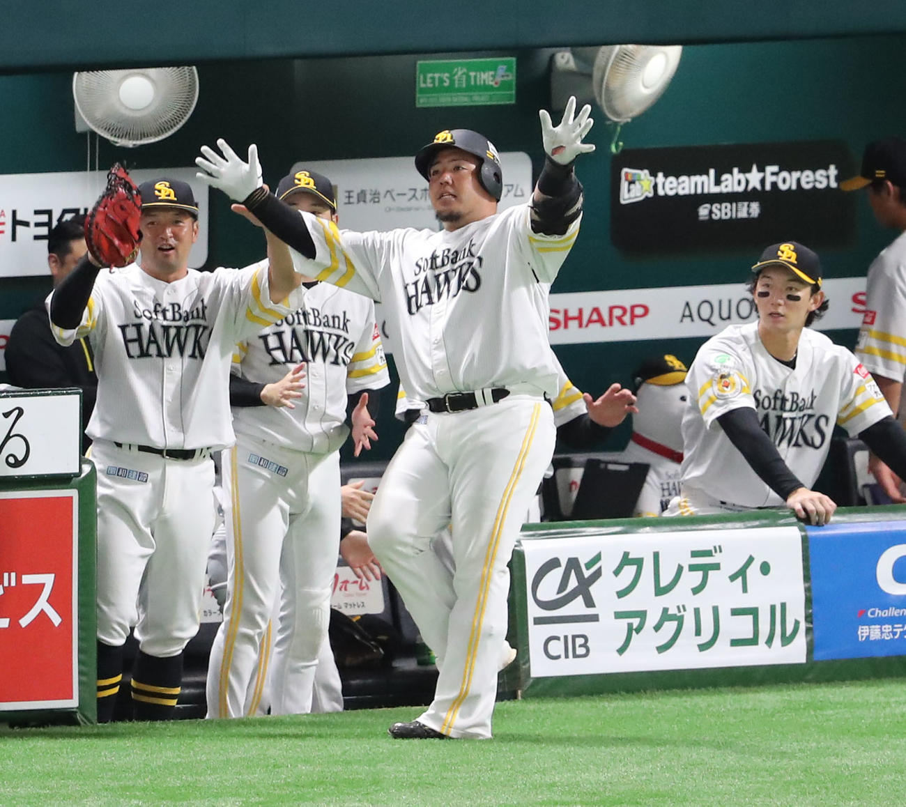 ソフトバンク対日本ハム　7回裏ソフトバンク1死、山川は左中間本塁打を放ちポーズを決める（撮影・梅根麻紀）