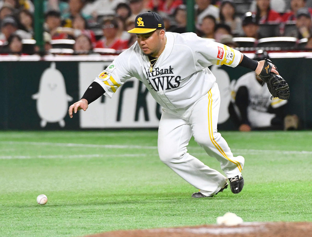 ソフトバンク対日本ハム　6回表日本ハム1死三塁、水野の一ゴロを山川がファンブルし、適時失策となる（撮影・岩下翔太）