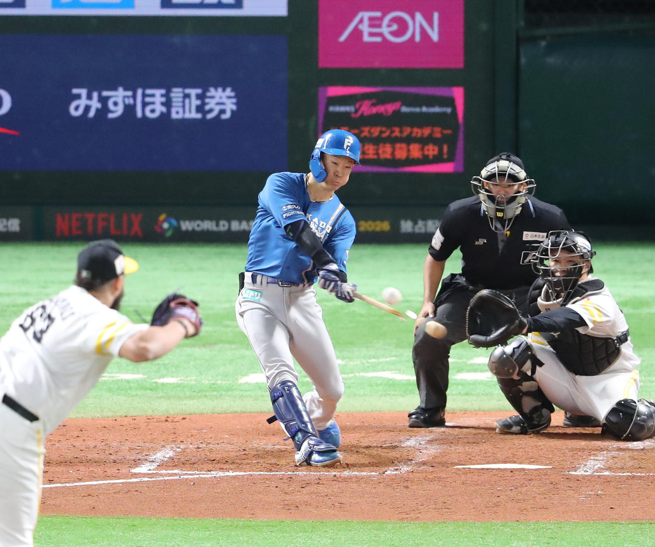 ソフトバンク対日本ハム　4回裏ソフトバンク2死一、三塁、矢沢は右越え適時二塁打を放つ