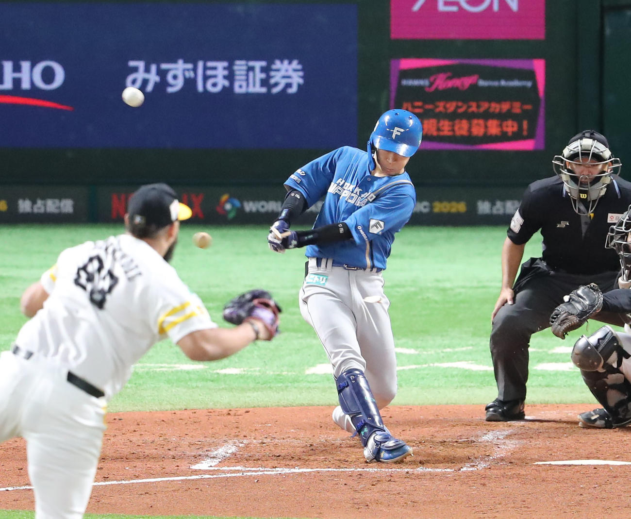 ソフトバンク対日本ハム　4回裏ソフトバンク2死一、三塁、矢沢は右越え適時二塁打を放つ