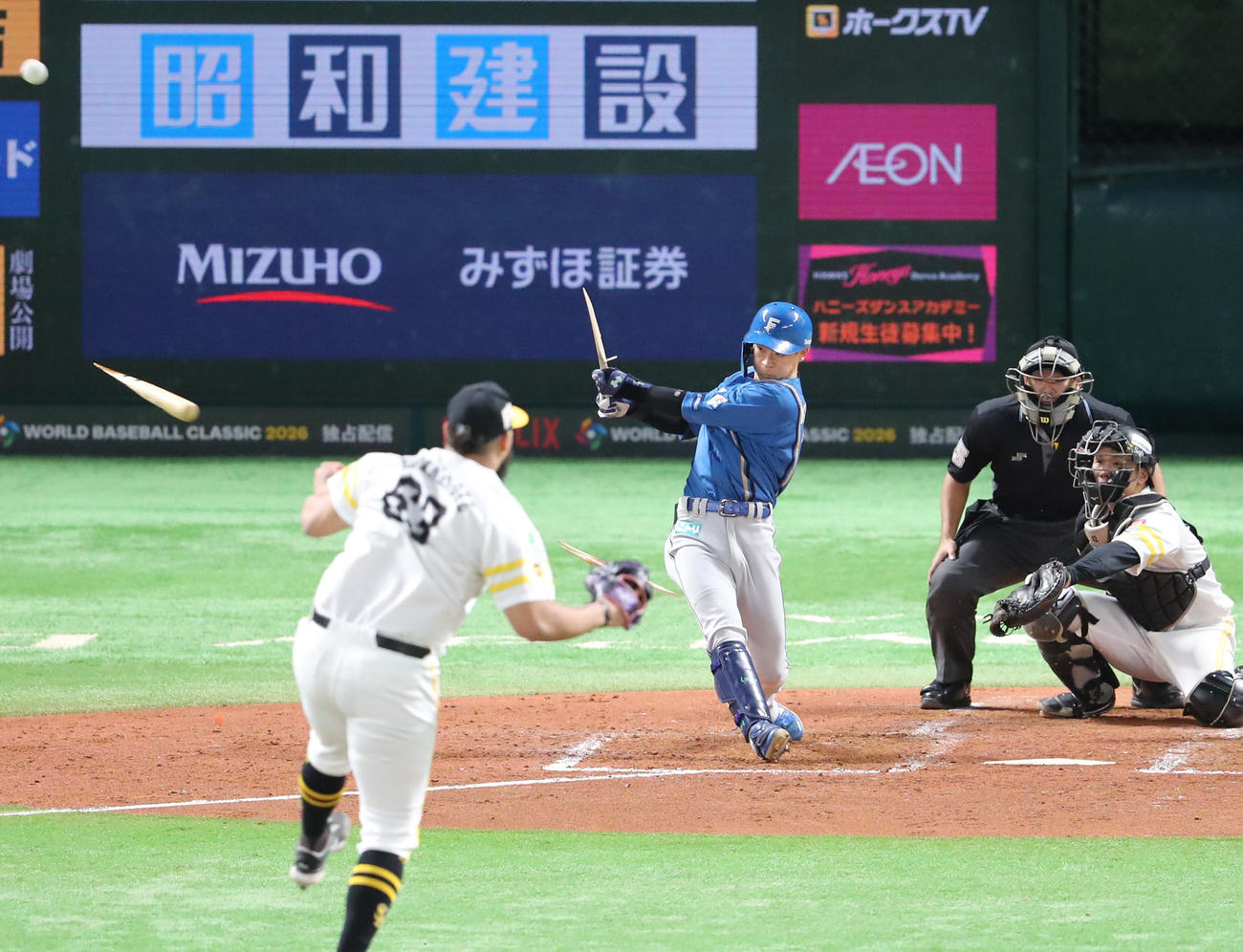 ソフトバンク対日本ハム　4回裏ソフトバンク2死一、三塁、矢沢は右越え適時二塁打を放つ