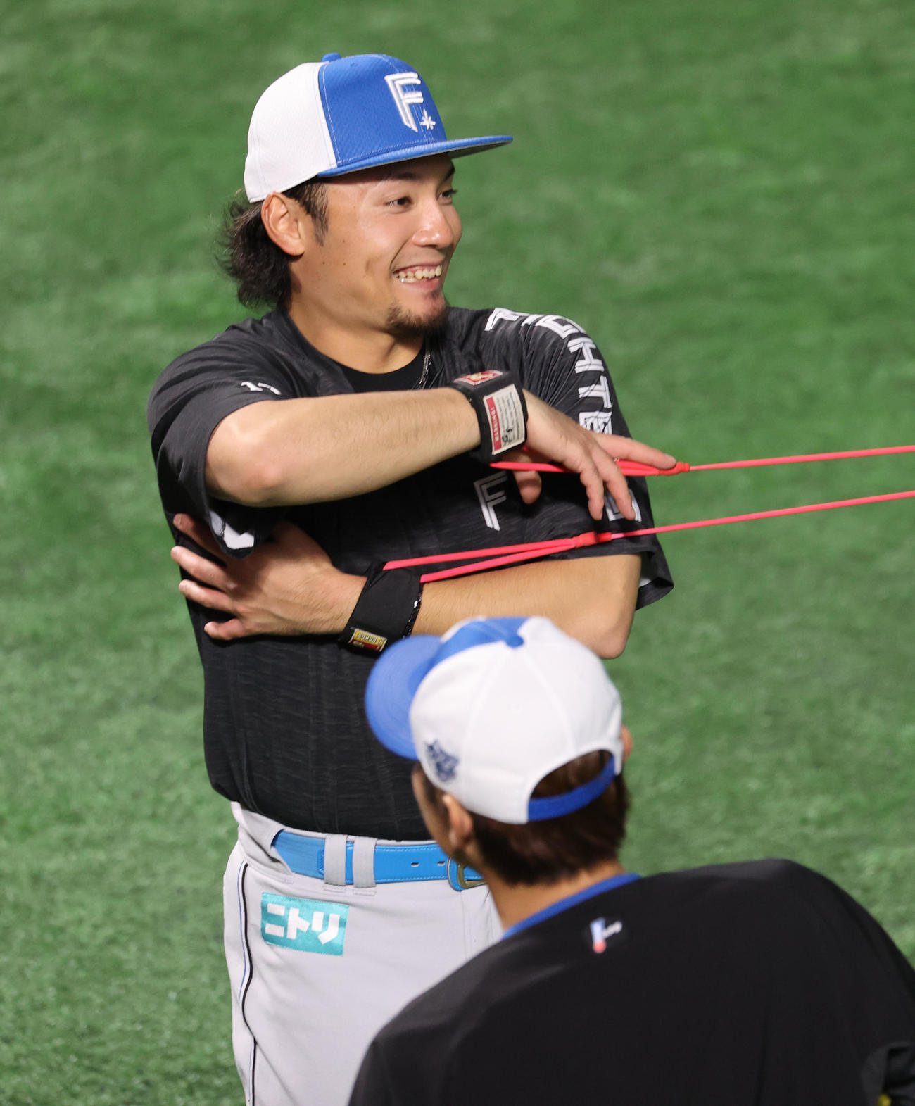 ソフトバンク対日本ハム　練習の合間に笑顔を見せる伊藤（撮影・梅根麻紀）