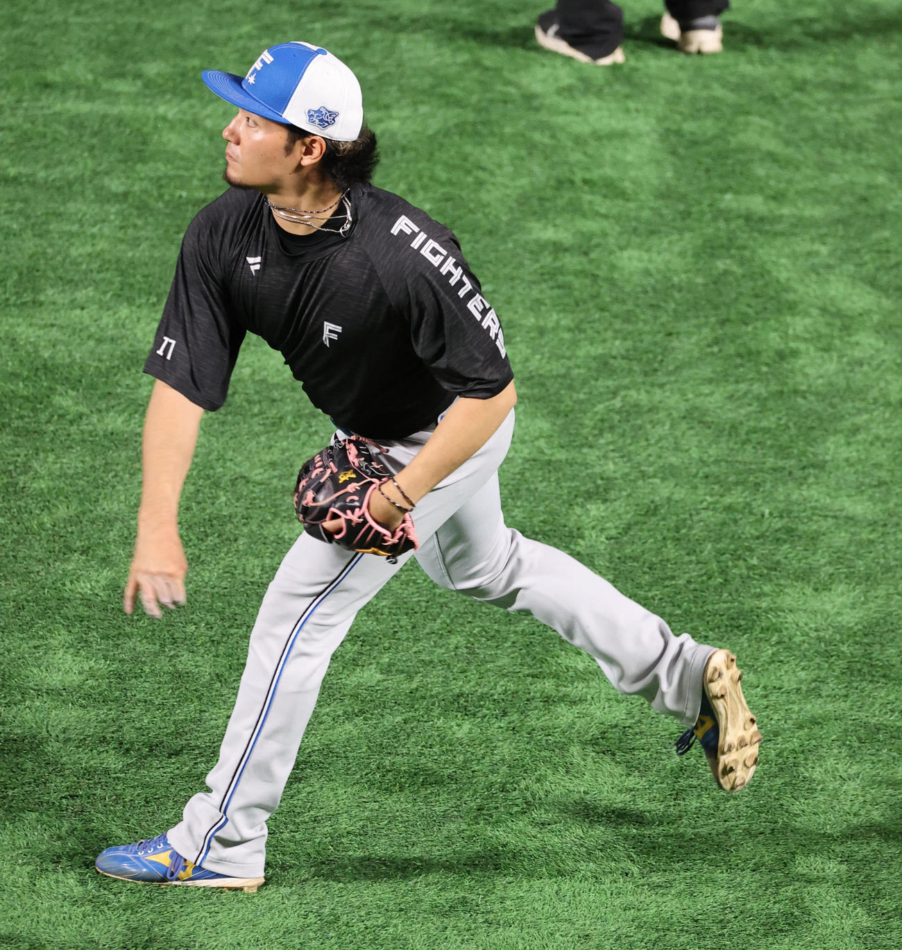 ソフトバンク対日本ハム　キャッチボールで調整する伊藤（撮影・梅根麻紀）