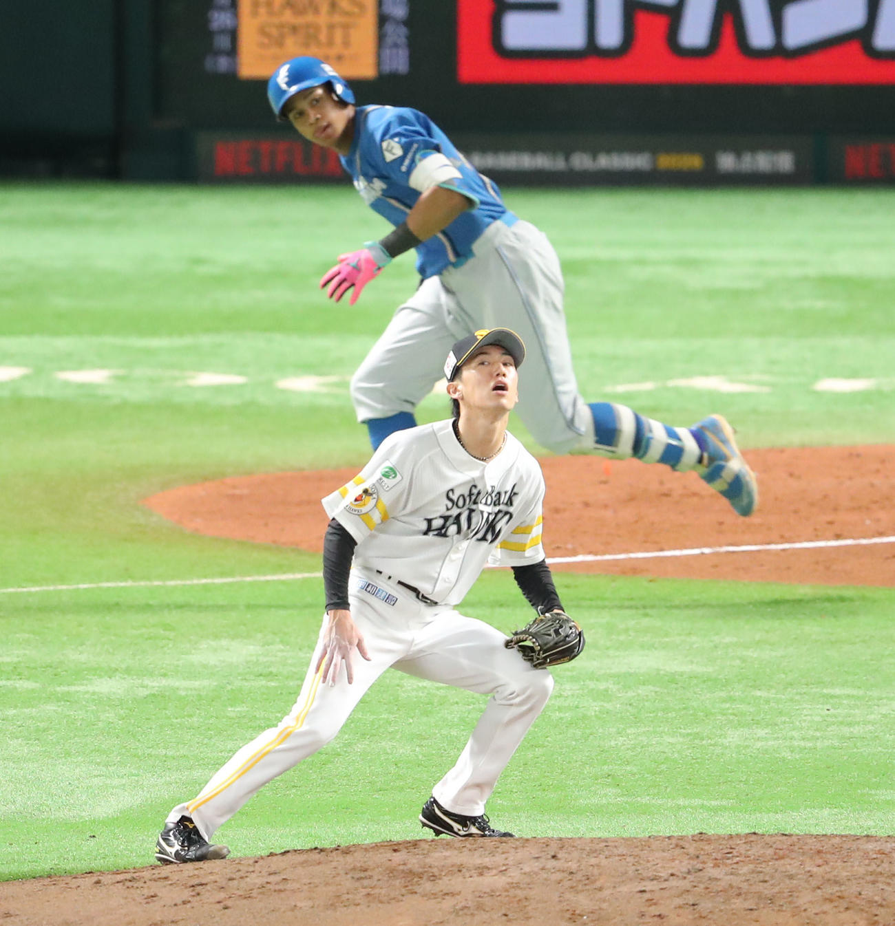ソフトバンク対日本ハム　4回裏ソフトバンク2死一塁、万波に左前安打を浴びた大津（撮影・梅根麻紀）