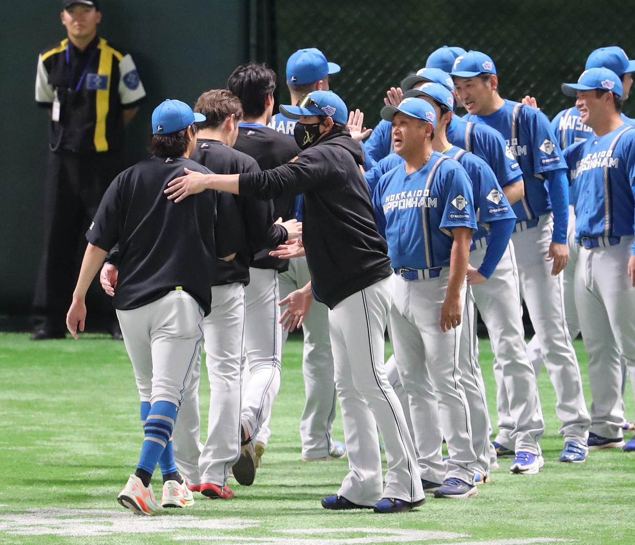 ソフトバンク対日本ハム　ソフトバンクに3連勝しナインを出迎える新庄監督（撮影・梅根麻紀）