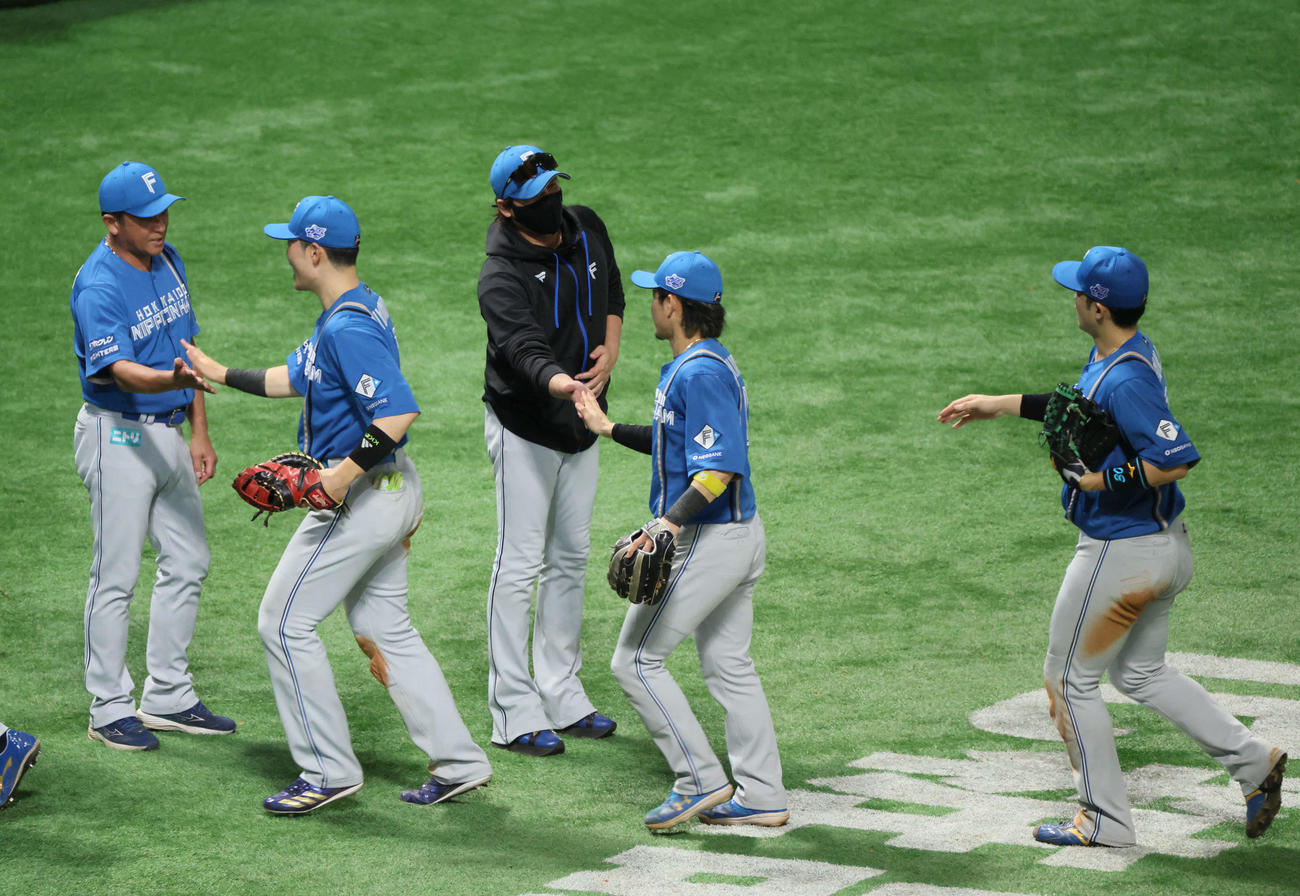 ソフトバンク対日本ハム　ナインを迎える新庄監督（撮影・加藤孝規）