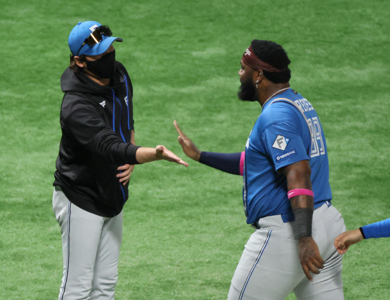 ソフトバンク対日本ハム　レイエス（右）を迎える新庄監督（撮影・加藤孝規）