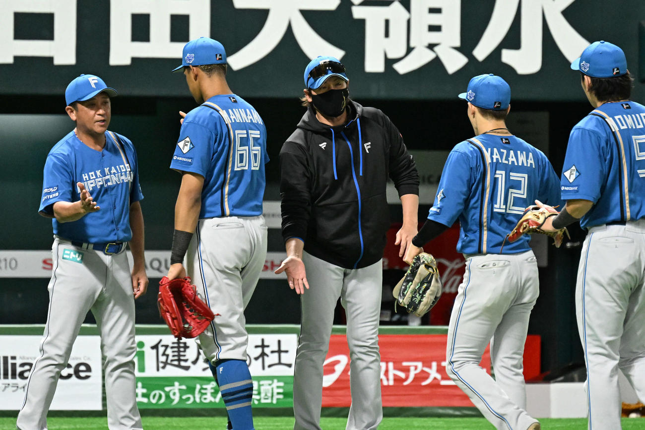 ソフトバンク対日本ハム　ソフトバンクに3連勝しナインとタッチを交わす新庄監督（中央）（撮影・林敢治）