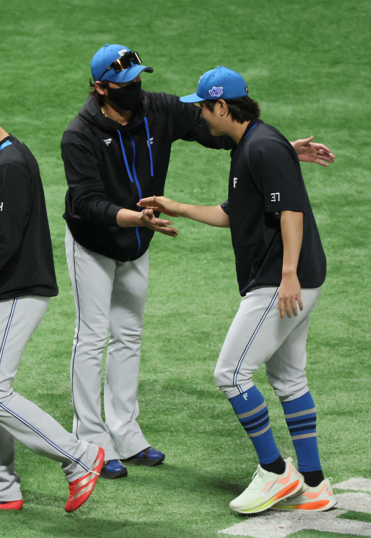ソフトバンク対日本ハム　古林睿煬（右）を迎える新庄監督（撮影・加藤孝規）