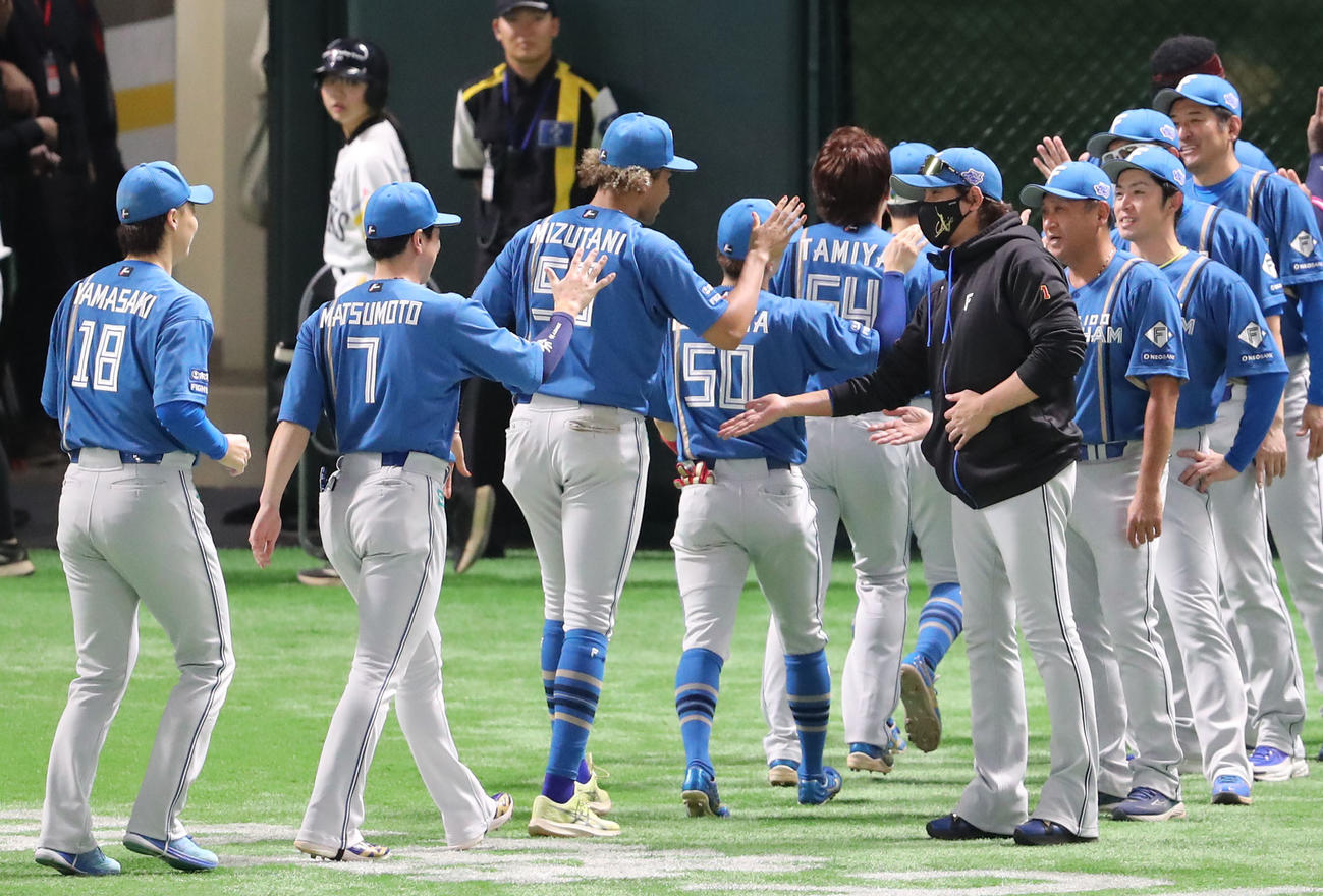 ソフトバンク対日本ハム　ソフトバンクに3連勝しナインを出迎える新庄監督（撮影・梅根麻紀）