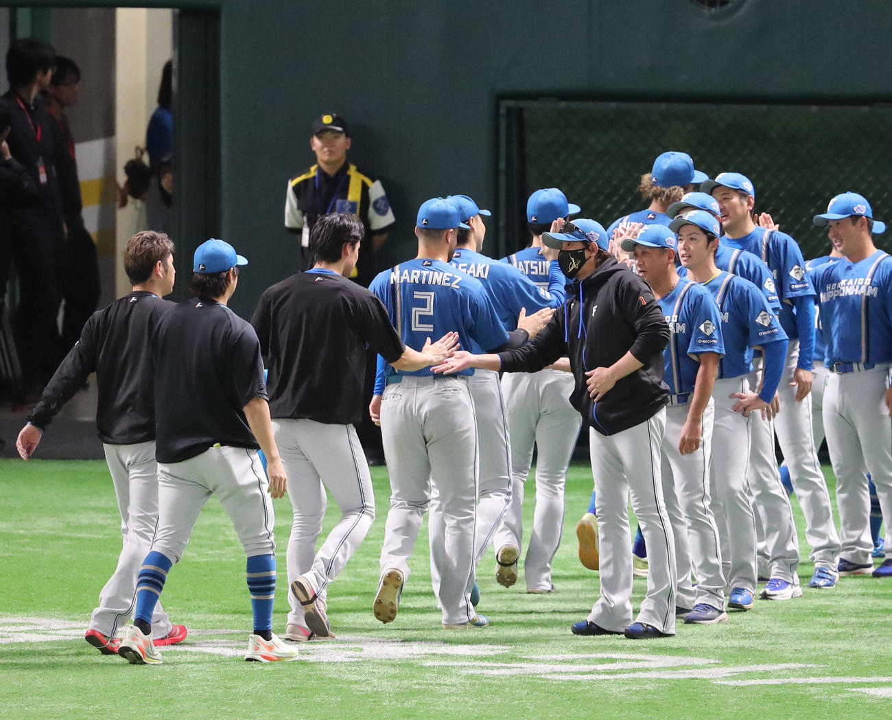 ソフトバンク対日本ハム　ソフトバンクに3連勝しナインを出迎える新庄監督（撮影・梅根麻紀）