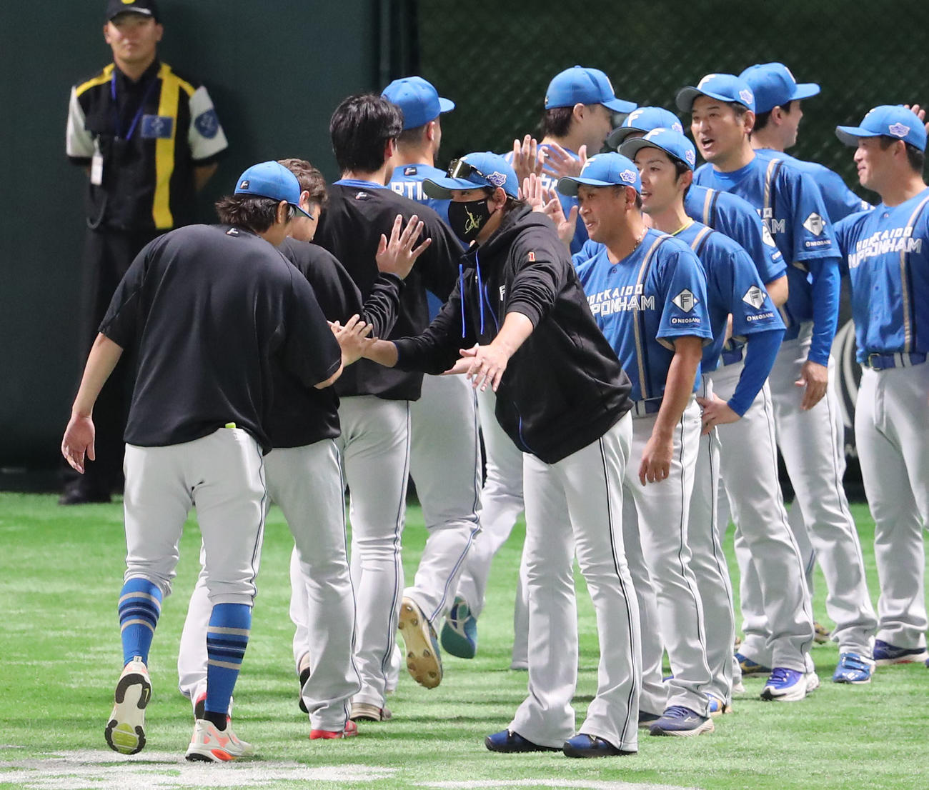 ソフトバンク対日本ハム　ソフトバンクに3連勝しナインを出迎える新庄監督（撮影・梅根麻紀）