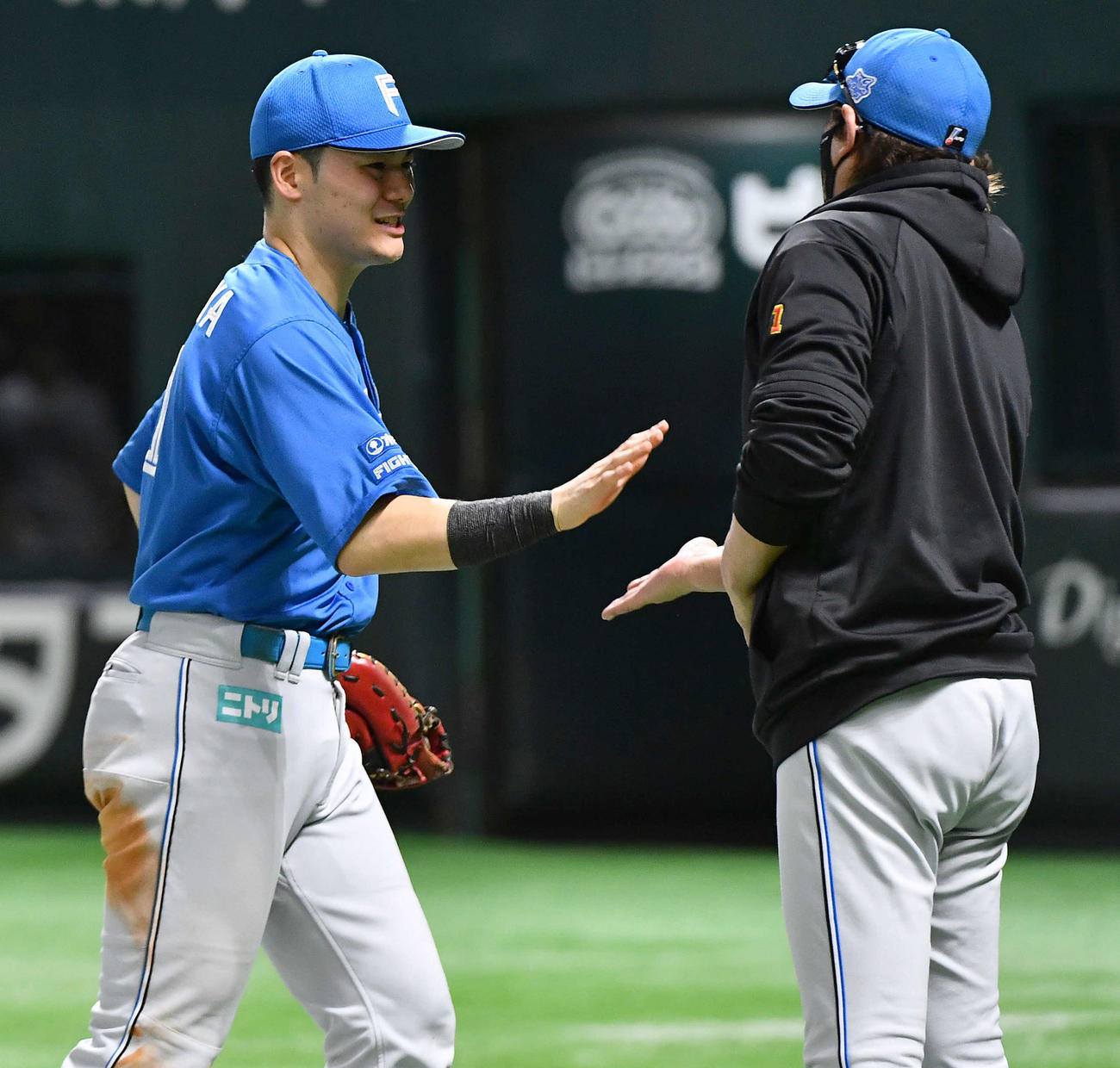 ソフトバンク対日本ハム　3連勝で日本シリーズに逆王手をかけ、新庄監督（右）と笑顔でタッチを交わす清宮幸（撮影・岩下翔太）