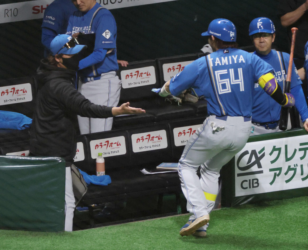 ソフトバンク対日本ハム　5回表日本ハム1死一、三塁で、スクイズバントを決めた田宮（右）を迎える新庄監督（撮影・加藤孝規）