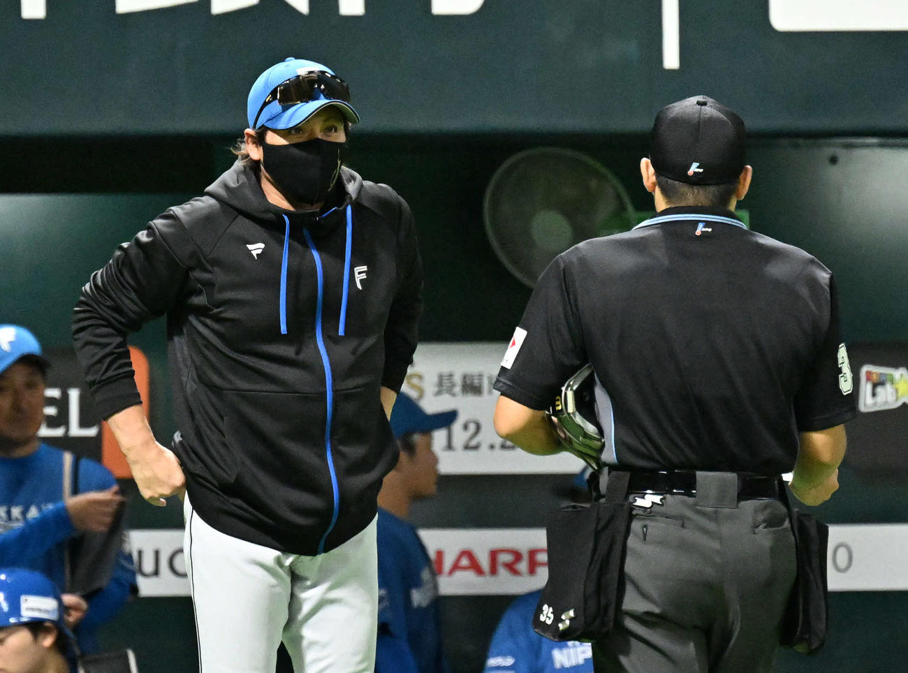 ソフトバンク対日本ハム　8回表終了後、選手交代を告げる新庄監督（左）（撮影・林敢治）