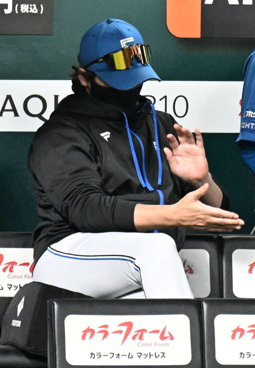 ソフトバンク対日本ハム　ソフトバンクに3連勝し拍手する新庄監督（撮影・林敢治）