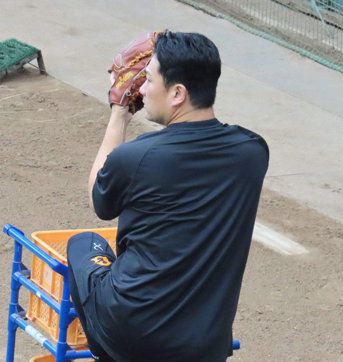 ネットスローを行う巨人田中将（撮影・水谷京裕）