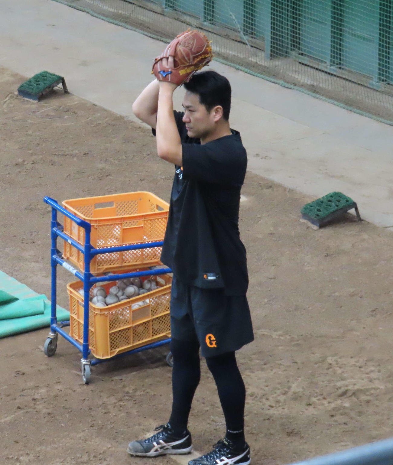 ネットスローを行う巨人田中将（撮影・水谷京裕）