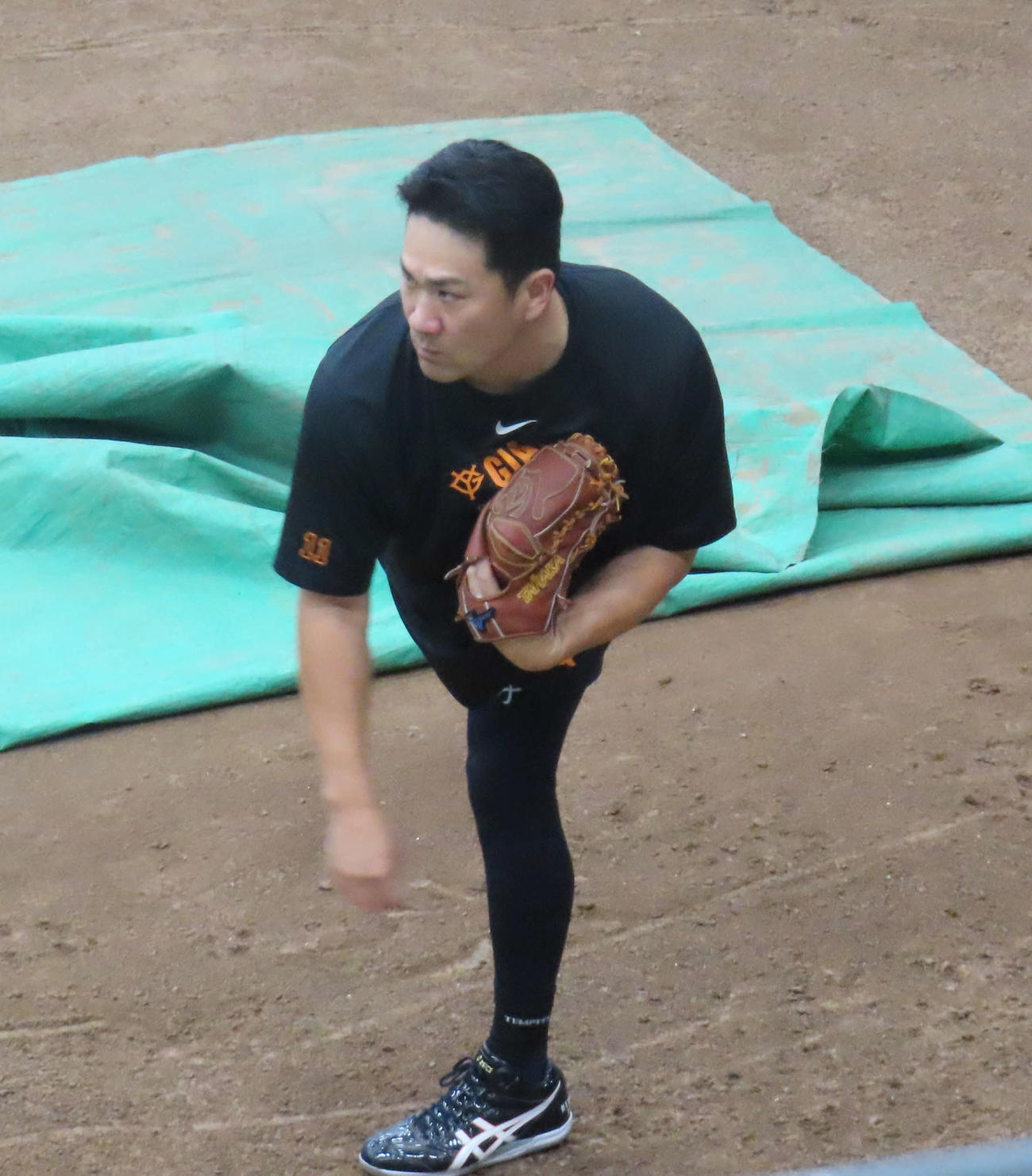ネットスローを行う巨人田中将（撮影・水谷京裕）