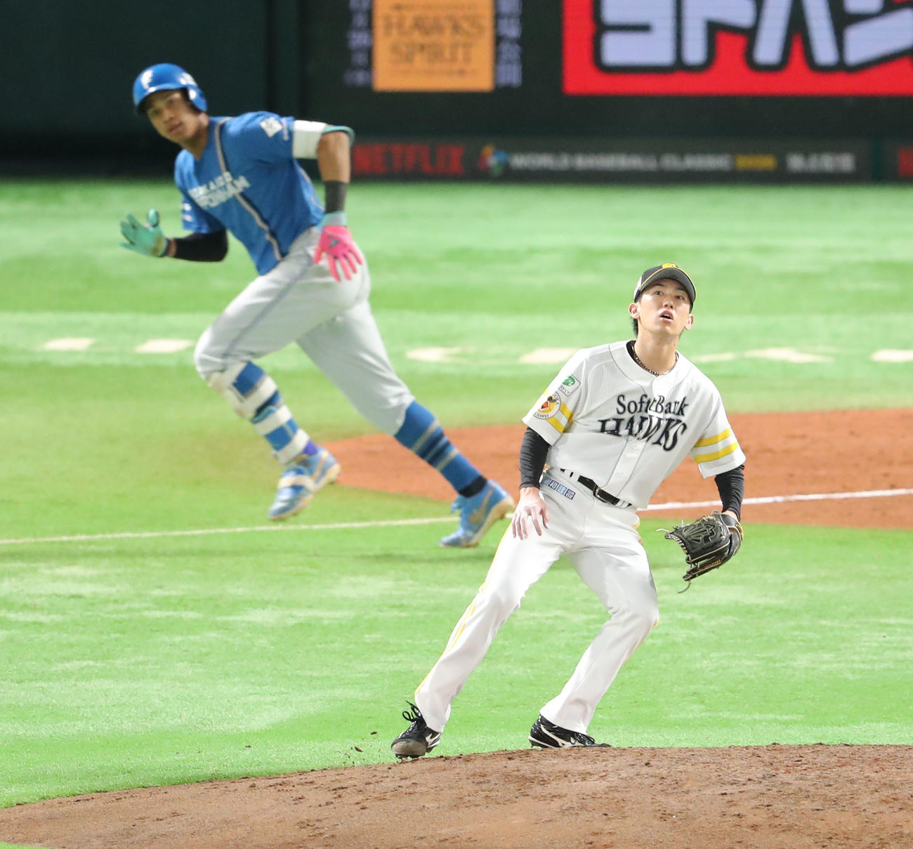 ソフトバンク対日本ハム　4回裏ソフトバンク2死一塁、万波に左前安打を浴びた大津（撮影・梅根麻紀）