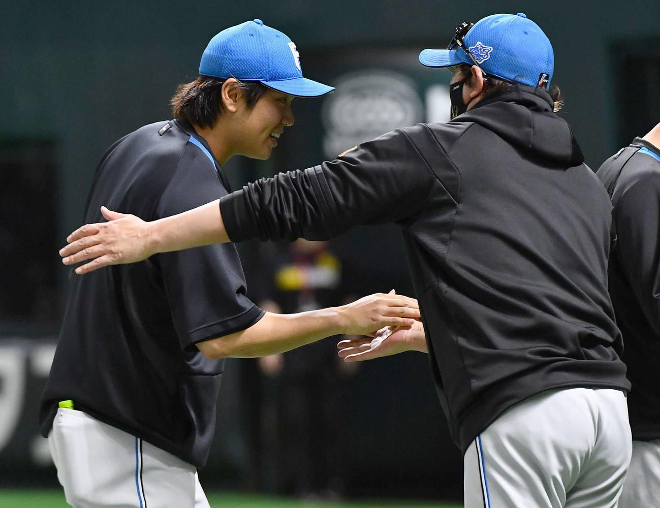 ソフトバンク対日本ハム　3連勝で日本シリーズに逆王手をかけ、新庄監督（右）と笑顔でタッチを交わす古林睿煬（撮影・岩下翔太）