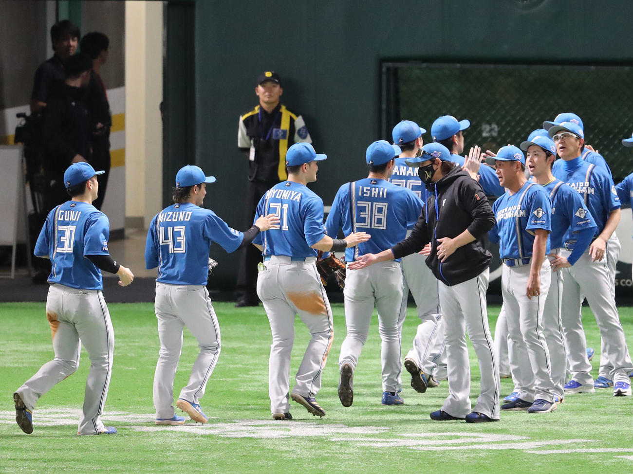 ソフトバンク対日本ハム　ソフトバンクに3連勝しナインを出迎える新庄監督（撮影・梅根麻紀）
