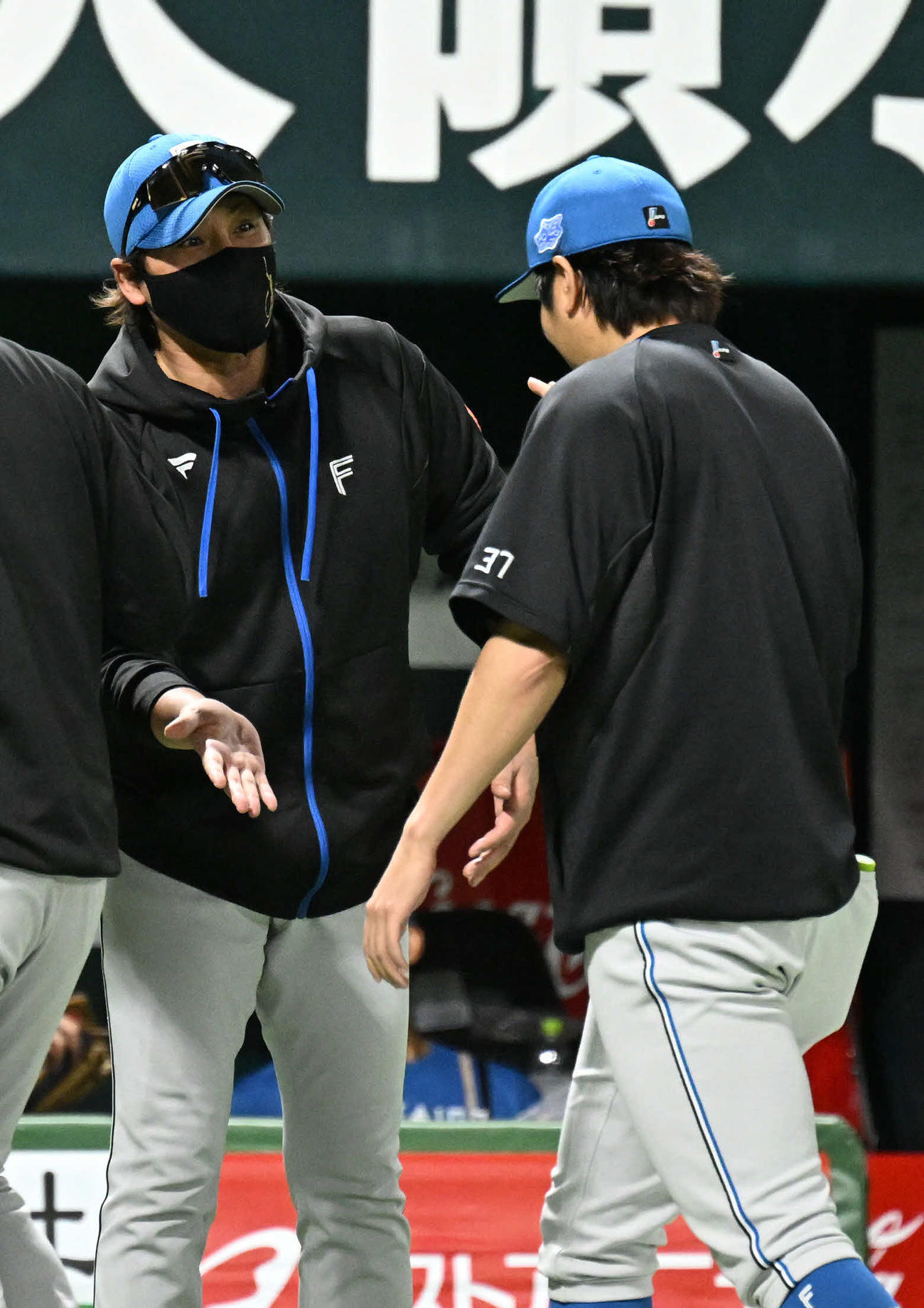 ソフトバンク対日本ハム　古林（右）とタッチを交わす新庄監督（撮影・林敢治）
