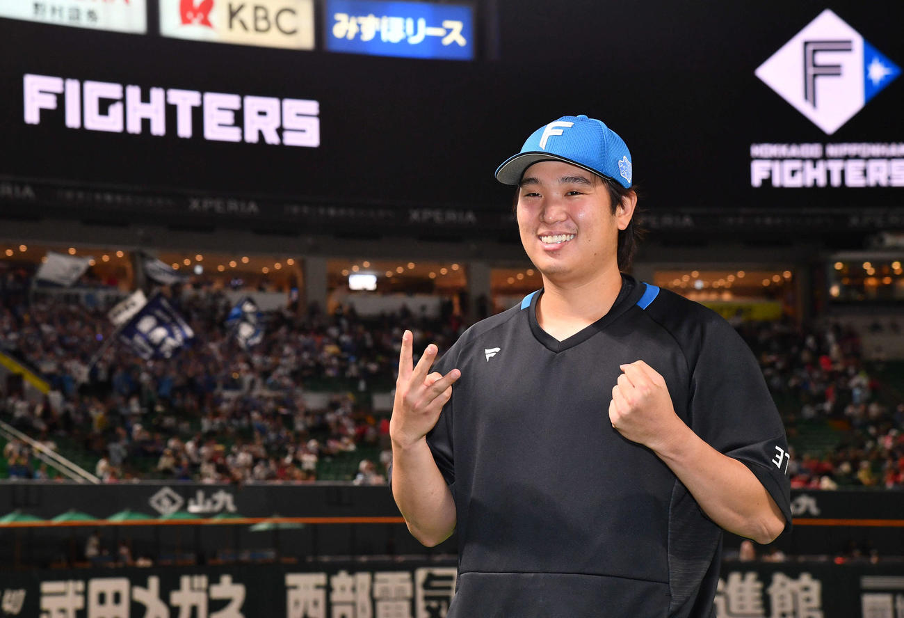 ソフトバンク対日本ハム　3連勝で日本シリーズに逆王手をかけ、笑顔でポーズを決める日本ハム古林睿煬（撮影・岩下翔太）