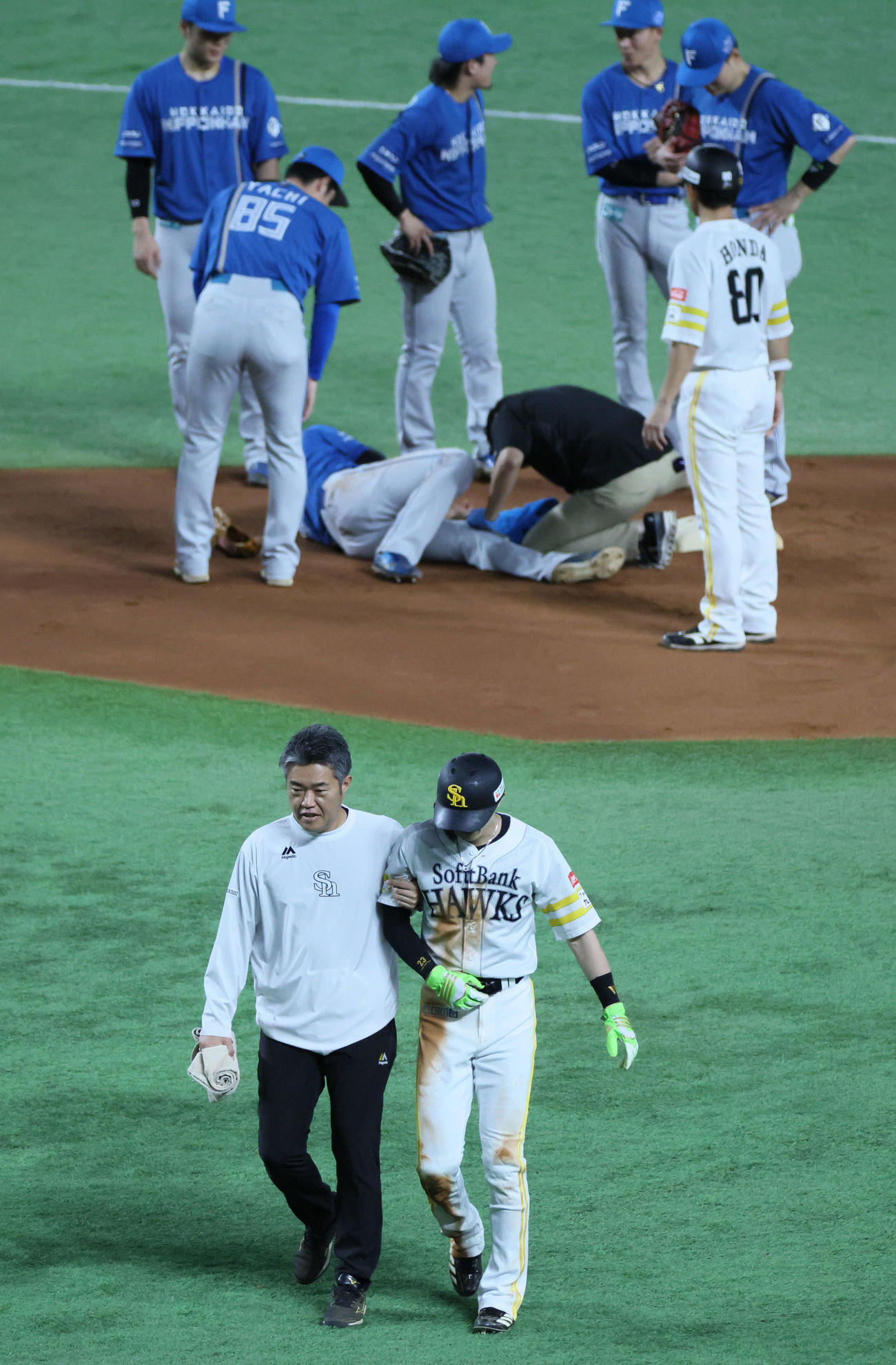 ソフトバンク対日本ハム　1回裏ソフトバンク1死一塁、打者柳町達の時、周東（手前）は二盗を決めるがカバーの山県ともども負傷し試合が中断（撮影・加藤孝規）
